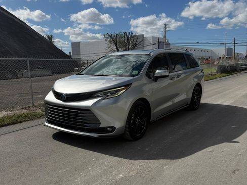 Used 2022 Toyota Sienna Platinum image 16