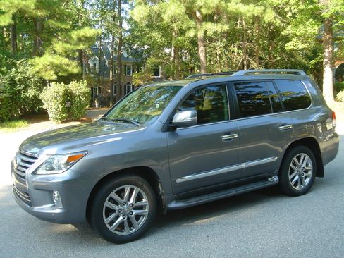 Used 2015 Lexus LX 570 4WD image 2