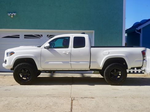 Used 2022 Toyota Tacoma TRD Sport image 9