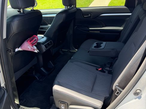 Used 2015 Toyota Highlander Plus FWD image 9