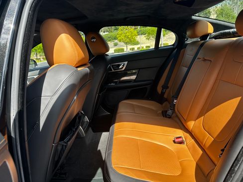 Used 2010 Jaguar XF R RWD image 8