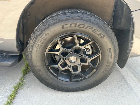 Used 2022 Toyota Sequoia SR5 AWD/4WD image 15
