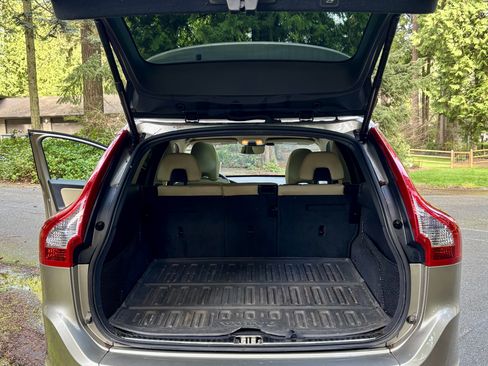 Used 2016 Volvo XC60 T5 Premier w/ Proximity Package image 11