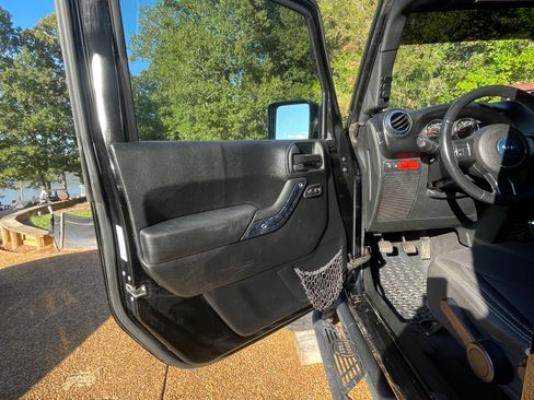 Used 2015 Jeep Wrangler Unlimited Rubicon AWD/4WD image 18