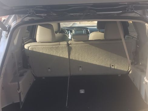 Used 2017 Toyota Highlander Limited image 11