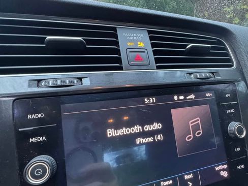 Used 2018 Volkswagen Golf SE image 11