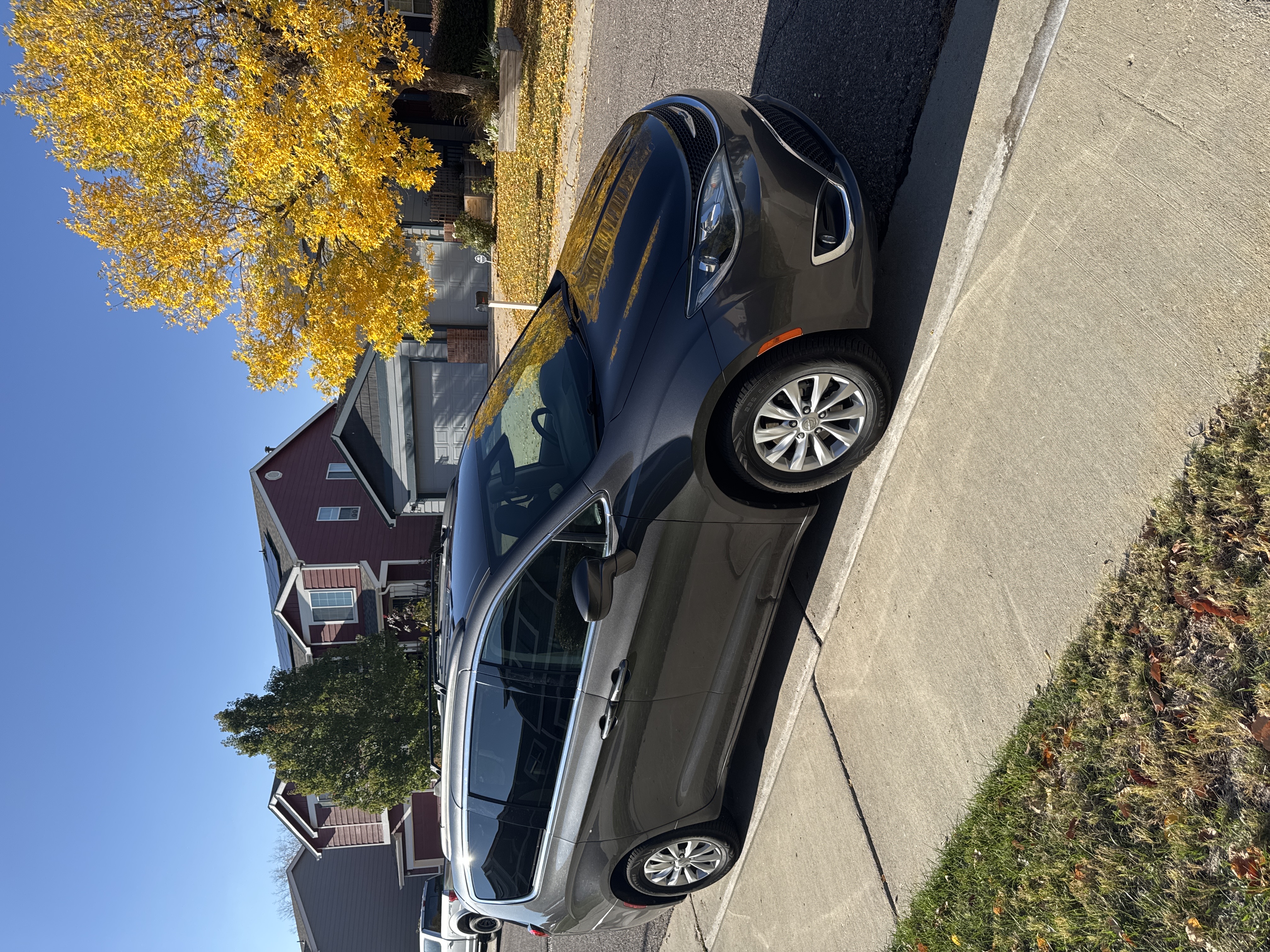 Used 2018 Chrysler Pacifica Touring Plus FWD image 1