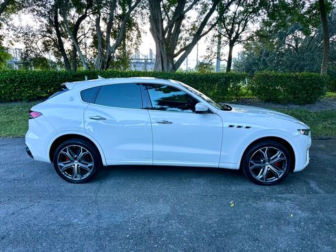 Used 2021 Maserati Levante AWD/4WD image 11