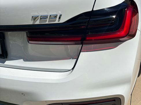 Used 2020 BMW 750i xDrive w/ M Sport Package image 13