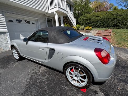 Used 2000 Toyota MR2 RWD image 11