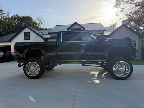 Used 2021 GMC Sierra 2500 Denali w/ Denali Black Diamond Edition AWD/4WD image 6