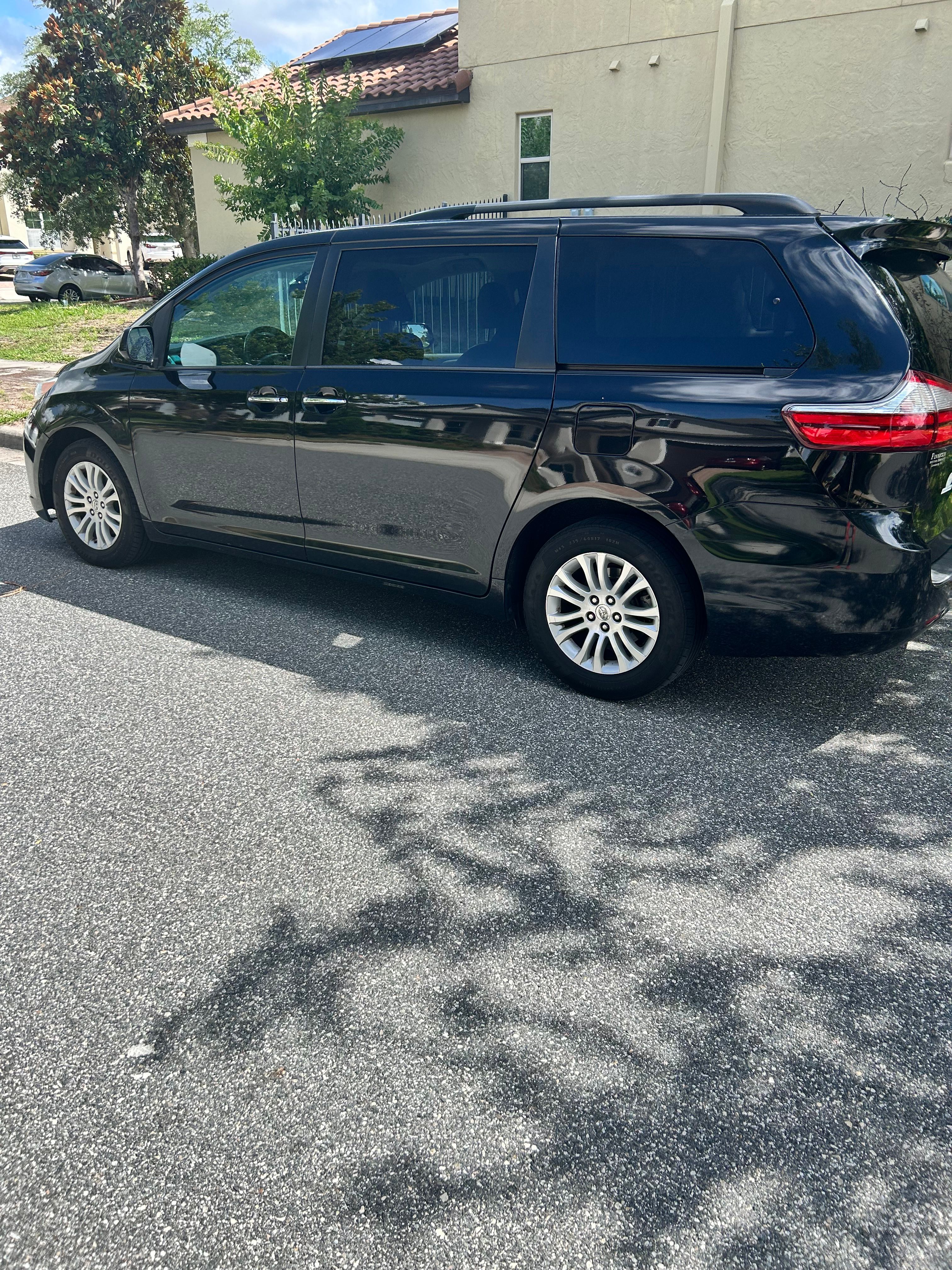 Used 2016 Toyota Sienna XLE FWD image 2