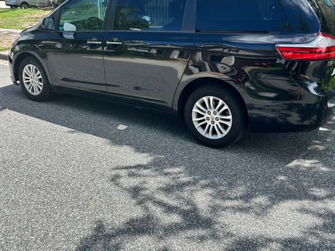 Used 2016 Toyota Sienna XLE FWD image 2