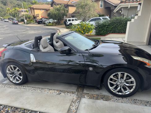 Used 2017 Nissan 370Z Touring image 11