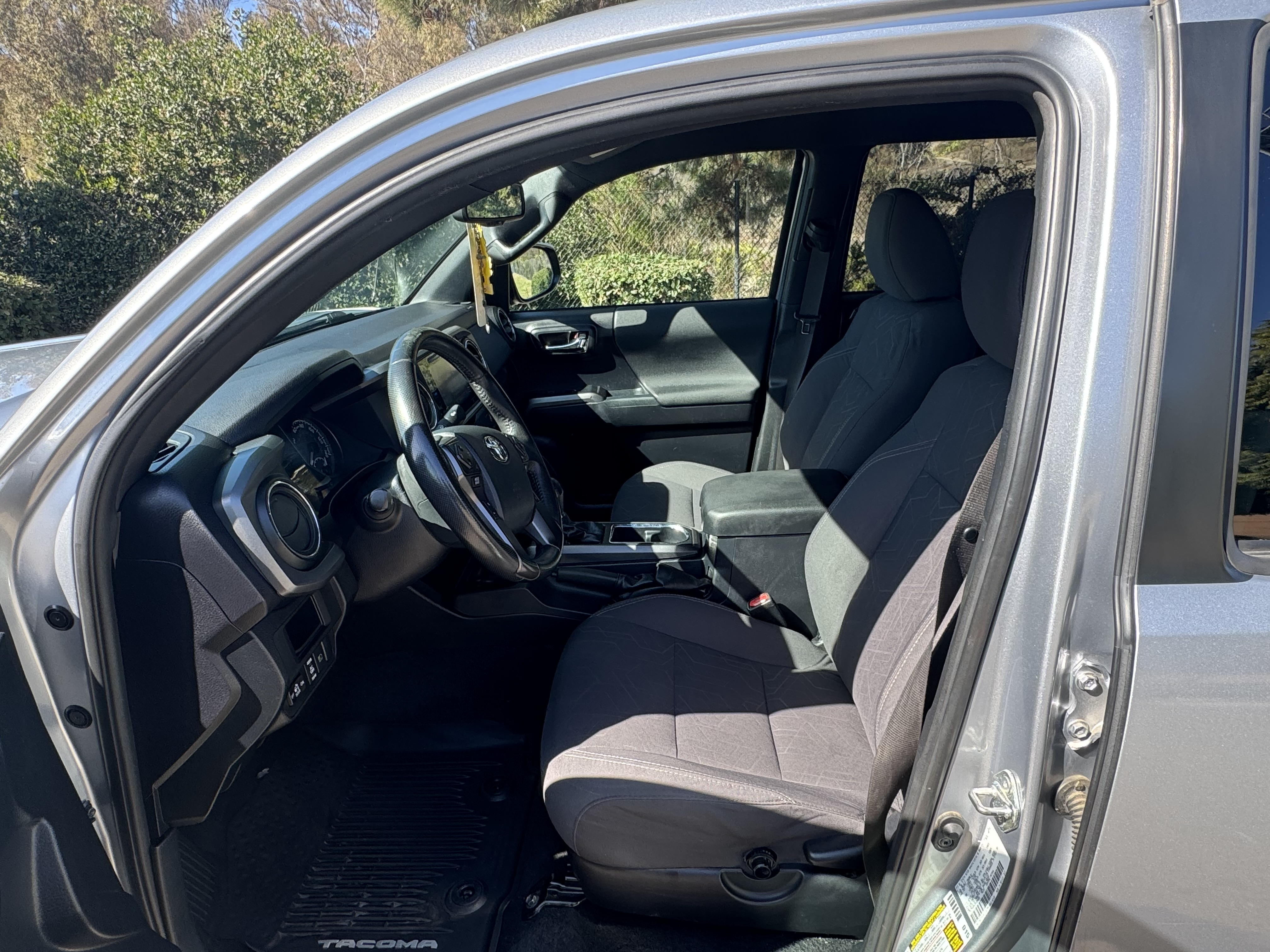 Used 2018 Toyota Tacoma TRD Off-Road w/ Technology Package AWD/4WD image 1