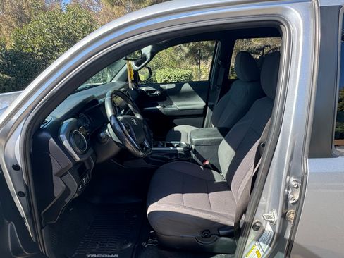 Used 2018 Toyota Tacoma TRD Off-Road image 1