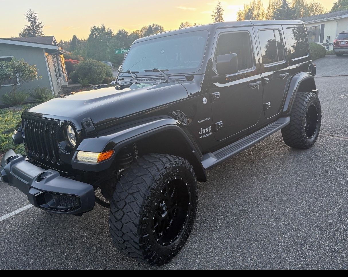 Used 2018 Jeep Wrangler Unlimited Sahara w/ Uconnect 4C Nav & Sound Group AWD/4WD image 2