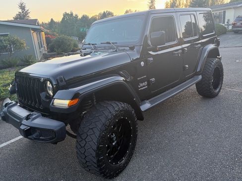 Used 2018 Jeep Wrangler Unlimited Sahara w/ Uconnect 4C Nav & Sound Group AWD/4WD image 2