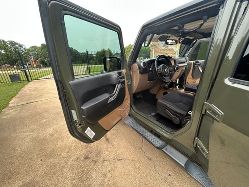 Used 2015 Jeep Wrangler Unlimited Sahara w/ Dual Top Group AWD/4WD image 24