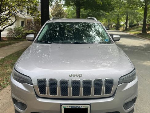 Used 2019 Jeep Cherokee Latitude Plus w/ Cold Weather Group FWD image 4