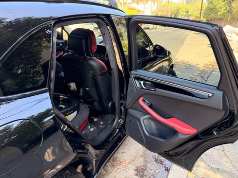 Used 2018 Porsche Macan Turbo AWD/4WD image 15