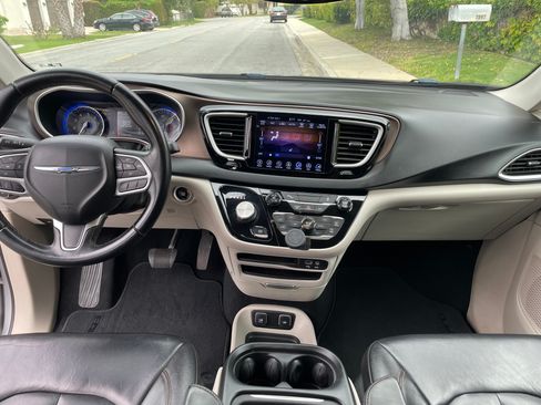 Used 2017 Chrysler Pacifica Touring-L FWD image 6