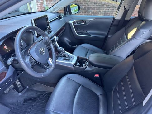 Used 2019 Toyota RAV4 Limited w/ Cold Weather Package FWD image 9