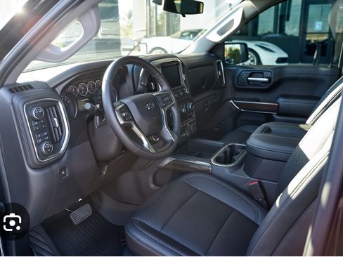 Used 2021 Chevrolet Silverado 1500 LT Trail Boss w/ Convenience Package II image 2