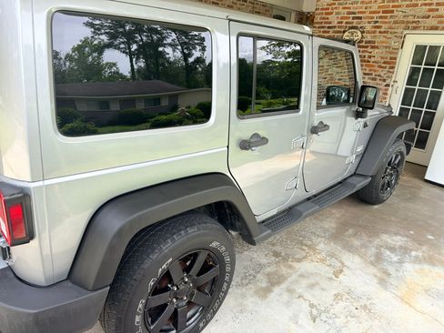 Used 2015 Jeep Wrangler Unlimited Sahara w/ Connectivity Group AWD/4WD image 15