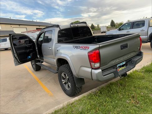 Used 2017 Toyota Tacoma TRD Sport w/ Tow Package (A/T) AWD/4WD image 4