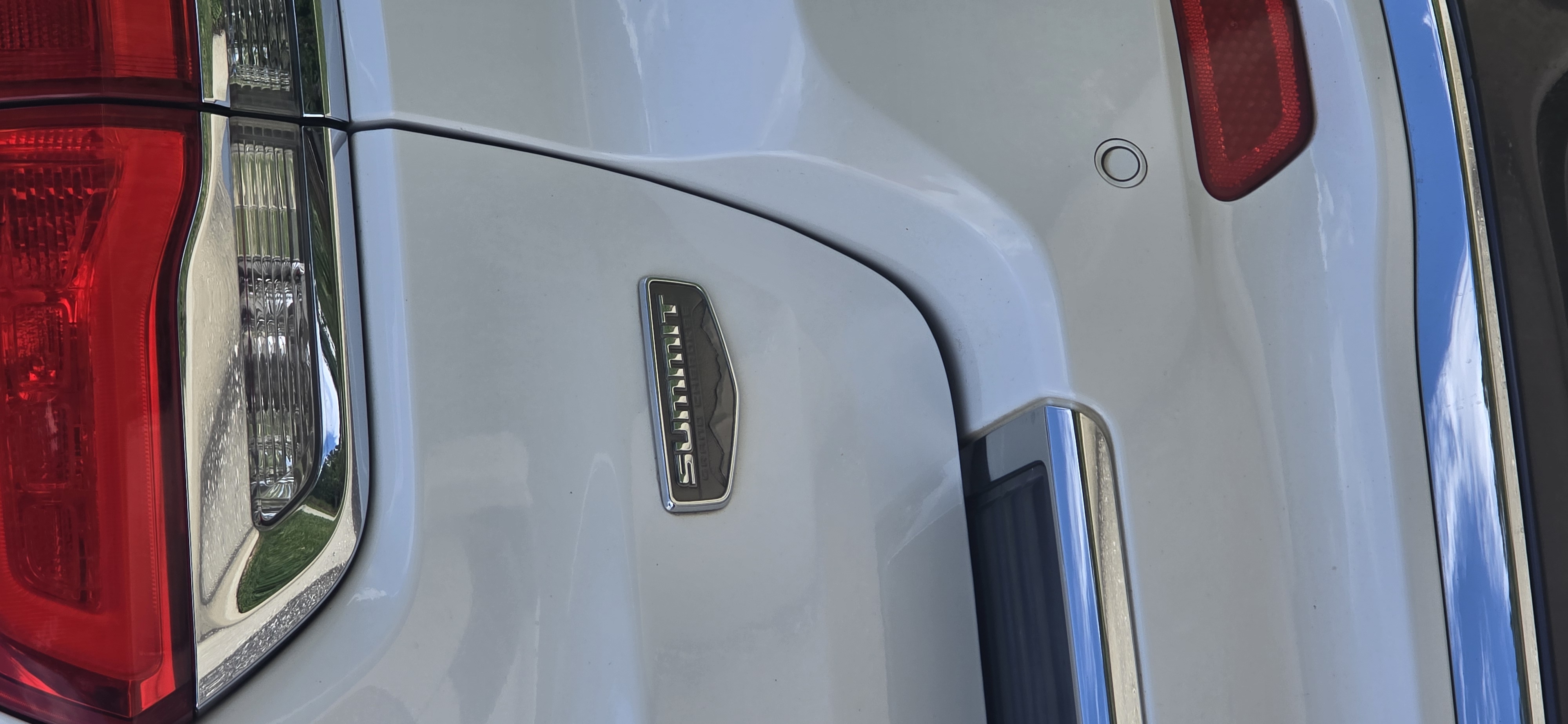 Used 2015 Jeep Grand Cherokee Summit AWD/4WD image 4