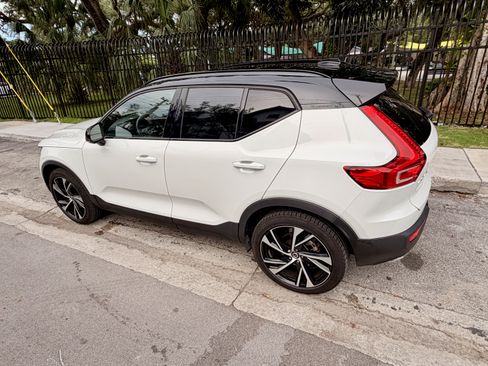 Used 2020 Volvo XC40 T4 R-Design FWD image 9