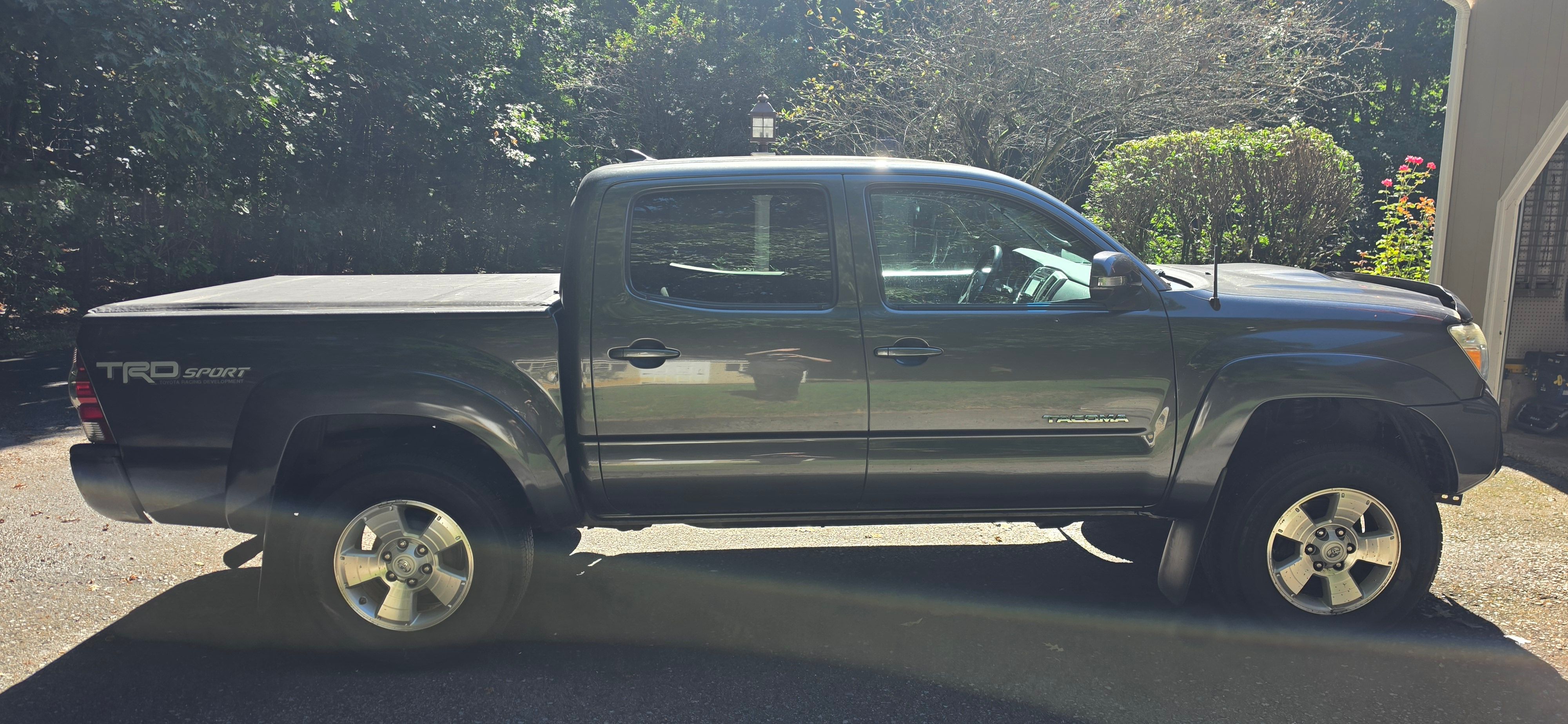 Used 2015 Toyota Tacoma 4x4 Double Cab w/ TRD Sport Package image 2