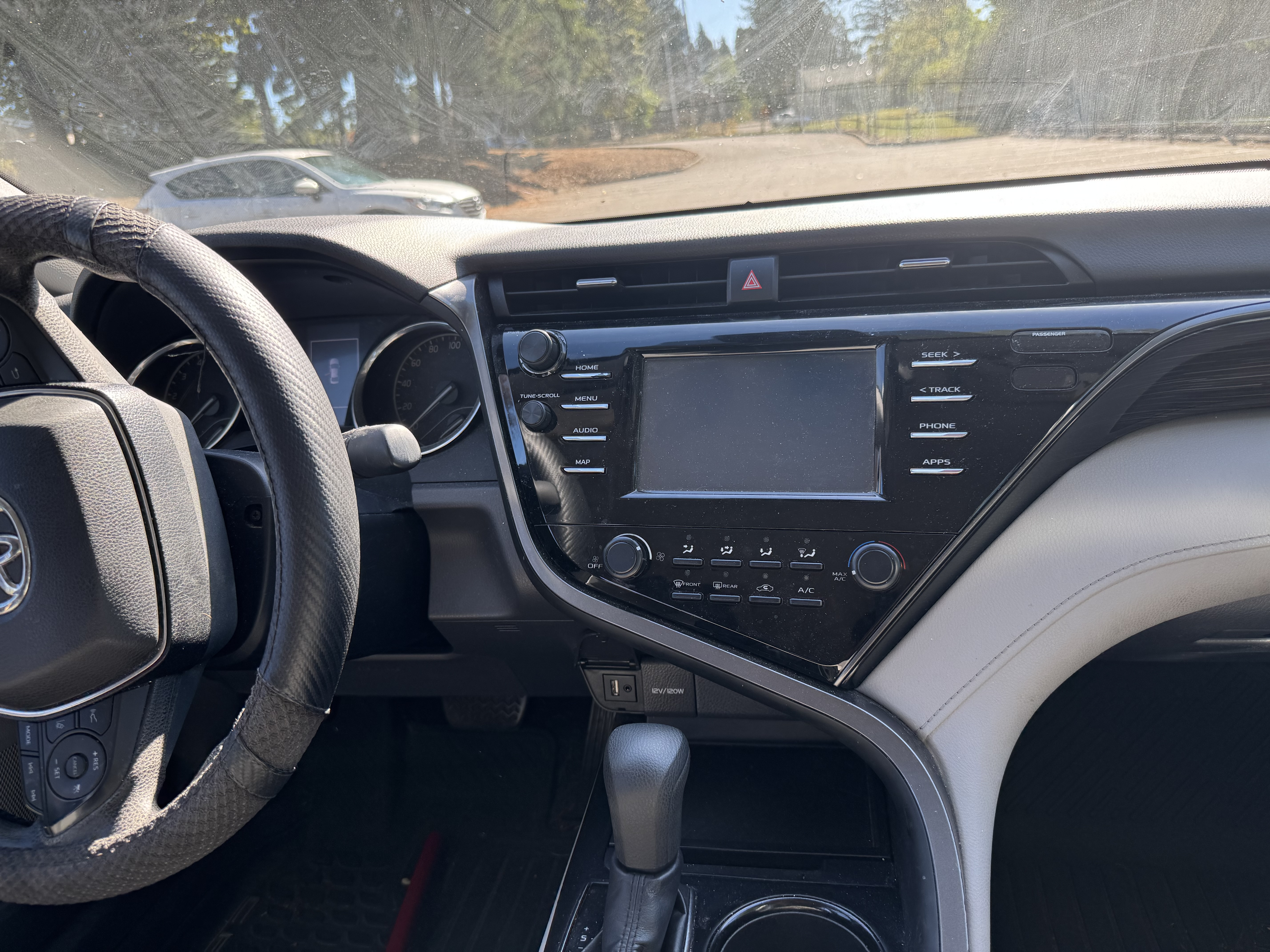 Used 2019 Toyota Camry LE FWD image 16
