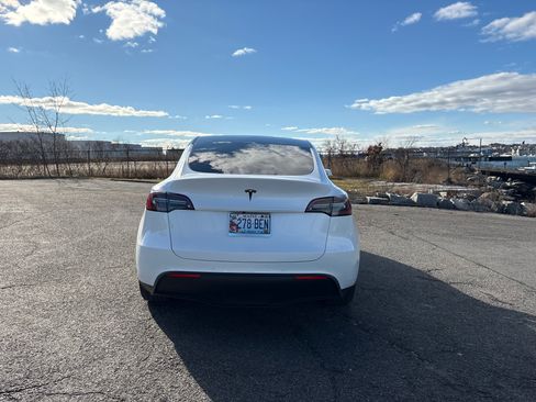 Used 2021 Tesla Model Y Long Range image 9