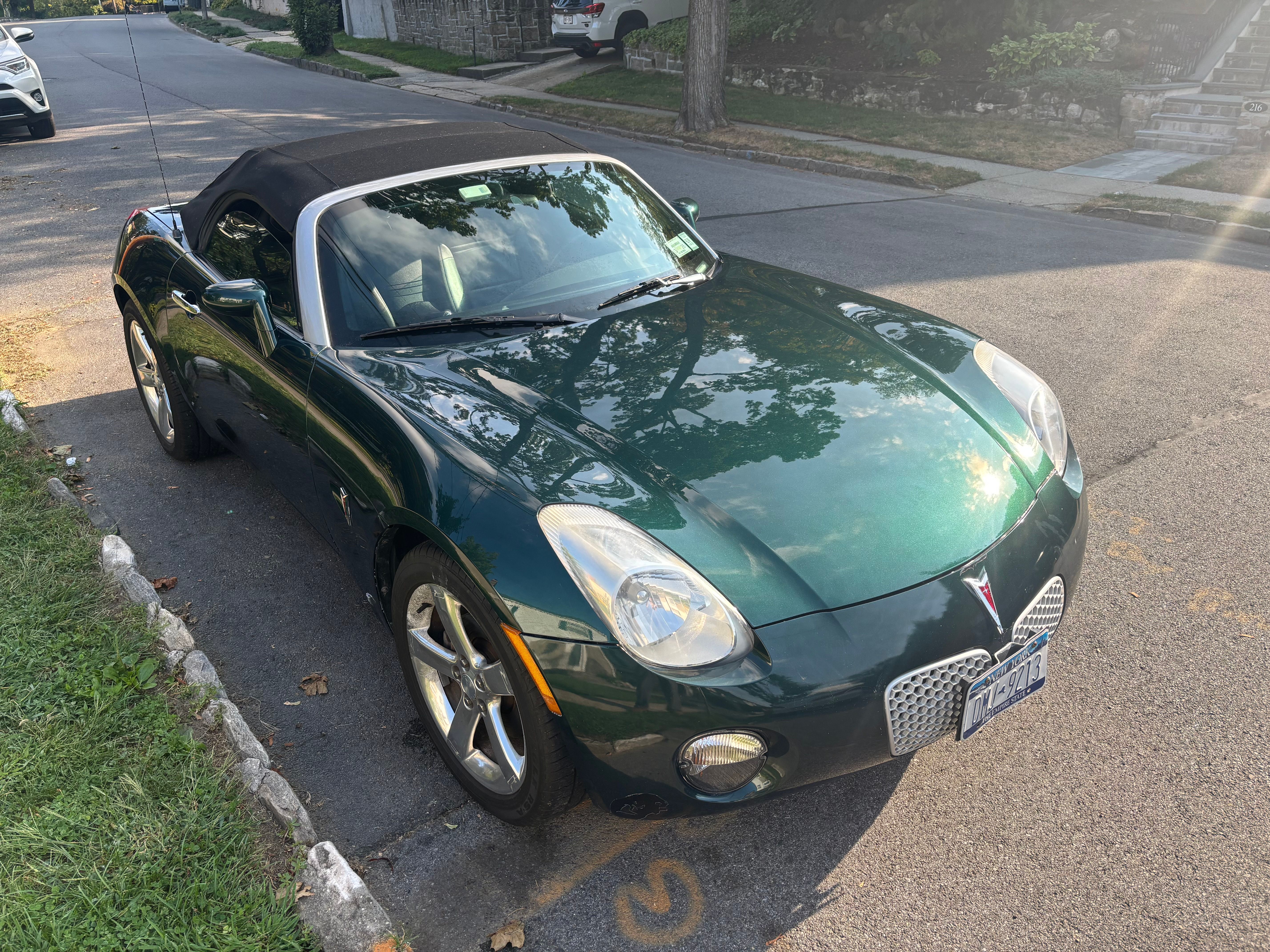 Used 2006 Pontiac Solstice Convertible w/ Premium Package RWD image 1
