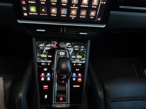 Used 2022 Porsche Cayenne Platinum Edition image 13