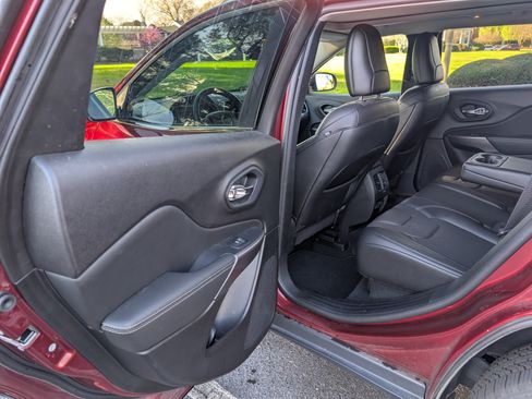 Used 2021 Jeep Cherokee Limited image 16