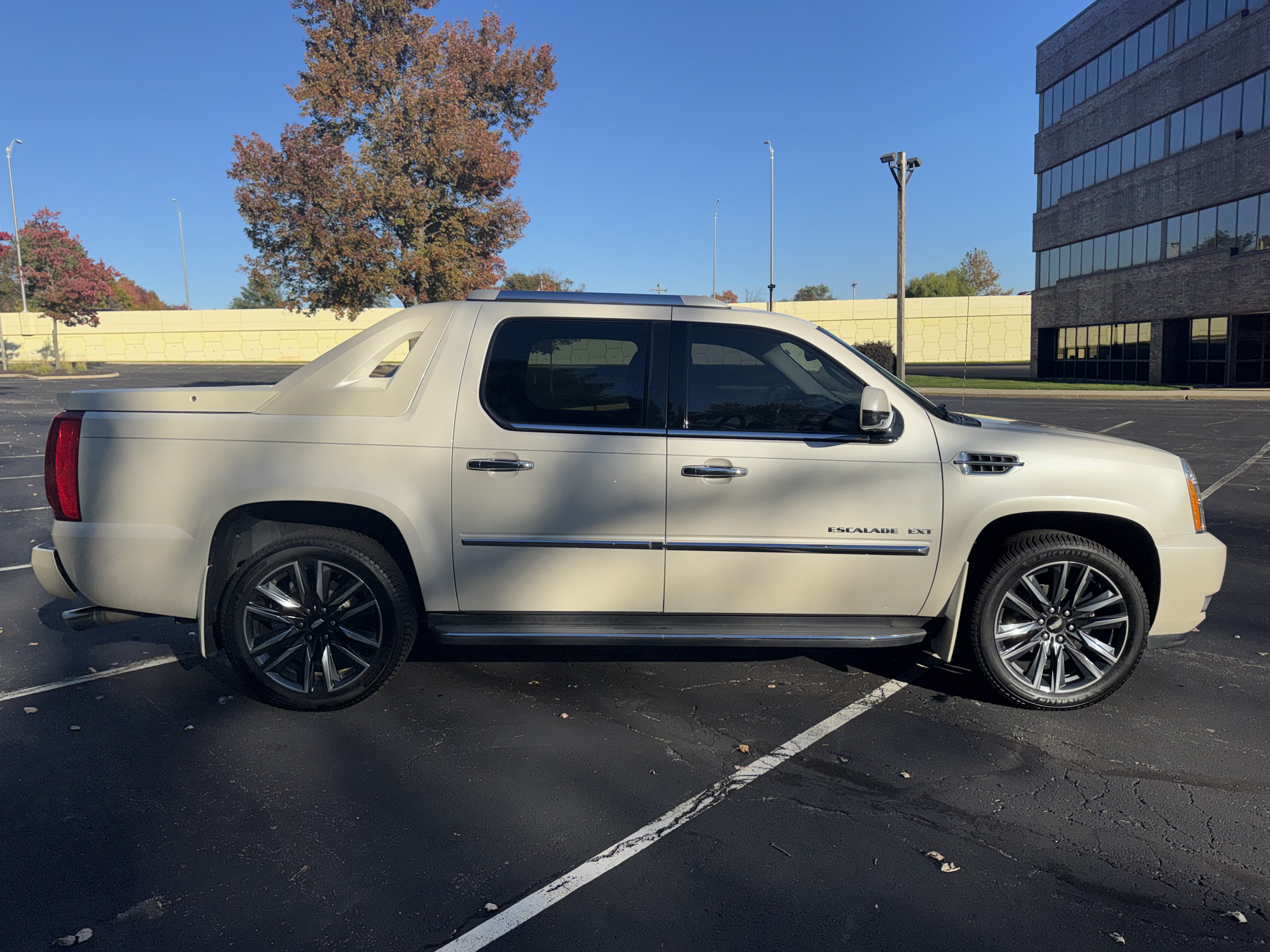 Used 2012 Cadillac Escalade EXT Luxury AWD/4WD image 5