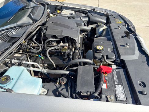 Used 2005 Lincoln Town Car Signature Limited image 10