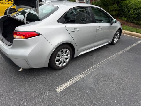 Used 2025 Toyota Corolla LE FWD image 5