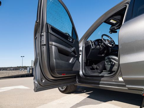 Used 2020 Porsche Cayenne Sport Utility 4D image 18