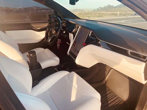Used 2018 Tesla Model X 75D image 9