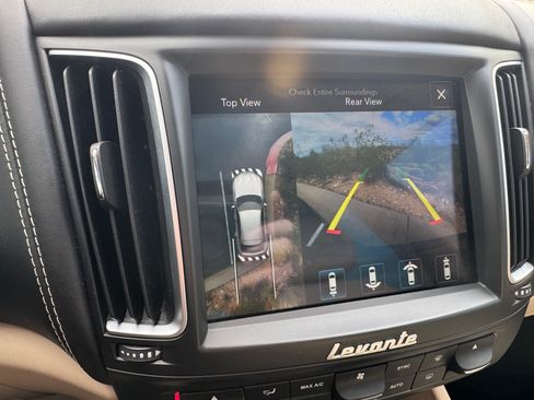 Used 2017 Maserati Levante w/ Luxury Package image 21