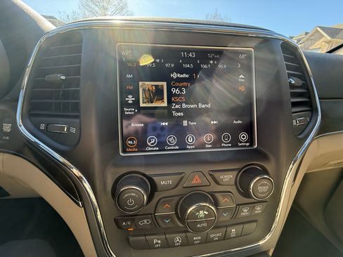 Used 2018 Jeep Grand Cherokee Limited w/ Luxury Group II image 14