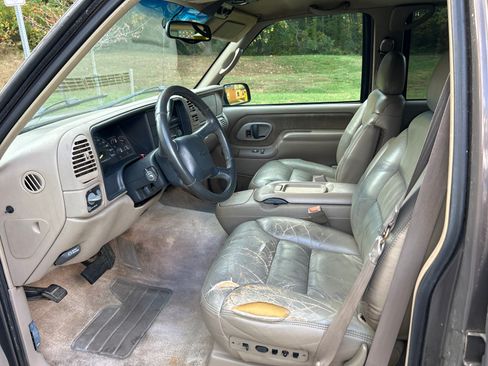 Used 1998 Chevrolet Suburban 4WD w/ Preferred Equipment Group 3 image 5