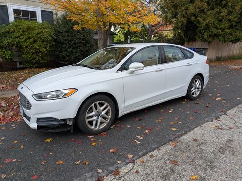 Used 2013 Ford Fusion SE image 2