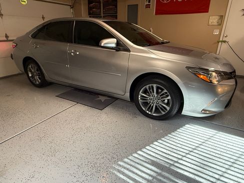Used 2017 Toyota Camry SE w/ Moonroof Package FWD image 6