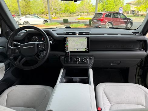 Used 2025 Land Rover Defender 130 X-Dynamic SE image 13