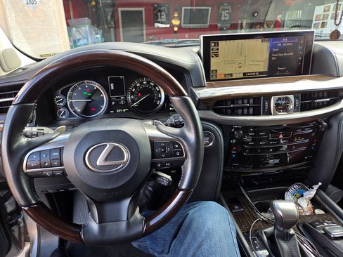 Used 2019 Lexus LX 570 4WD w/ Luxury Package image 8